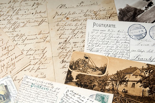 Verschiedene historische Postkarten und Briefe